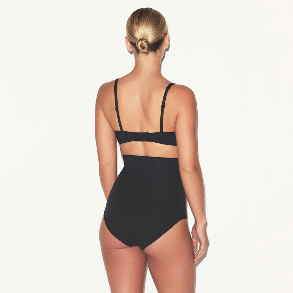 Skims Wireless Form Maternity Nursing Bra - Picture 3 of 7